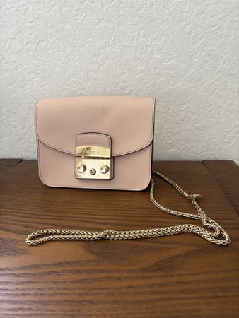 ***Elegante Furla Tasche***  in zartem Rosa mit Goldkette ✨