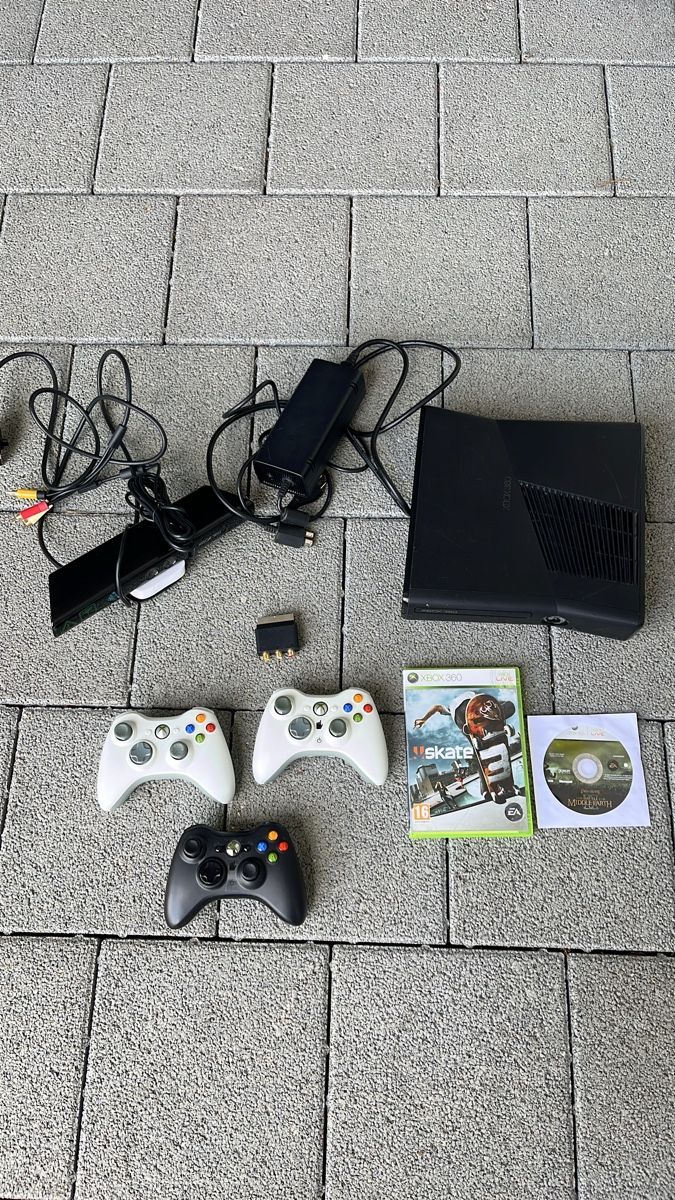 Microsoft Console: Xbox 360 Konsole und Kinect Sensor sowie drei Controller – Usato da Schenkon venduto da Ecosmo