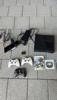 Xbox 360 Konsole und Kinect Sensor sowie drei Controller