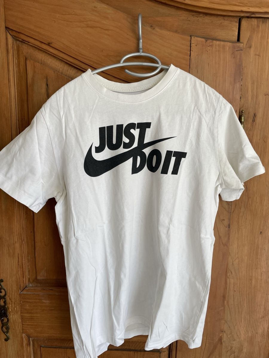 Nike T-Shirts: T-shirt Nike basique – Gebraucht aus Colombier NE von thomasarquint
