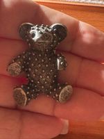 Verkaufe ein Pin in vorm von einem Teddybär 