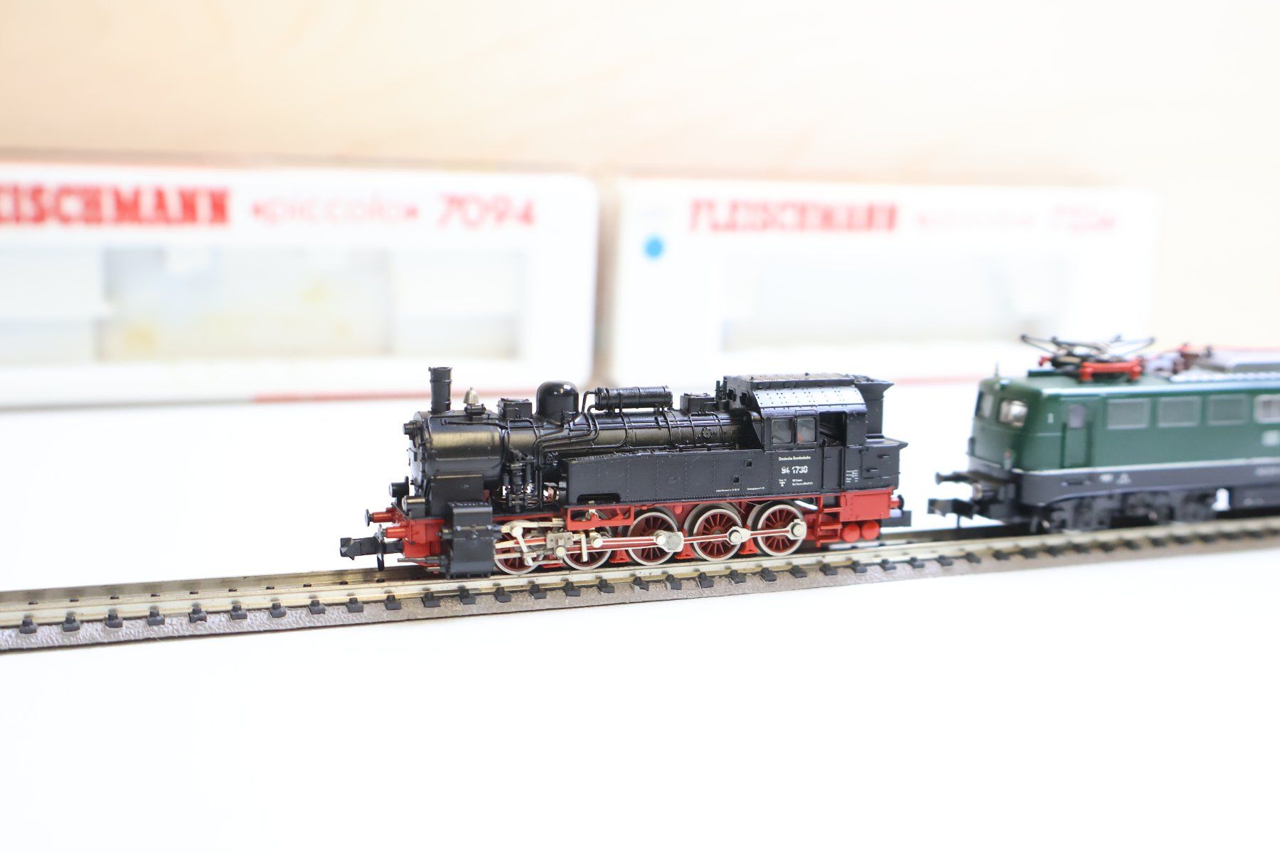 Fleischmann Modellini di ferrovie: Fleischmann Doppelpack Dampflok 7094 & grosse E-Lok 7334 - N – Usato da Winterthur venduto da Monstera 4