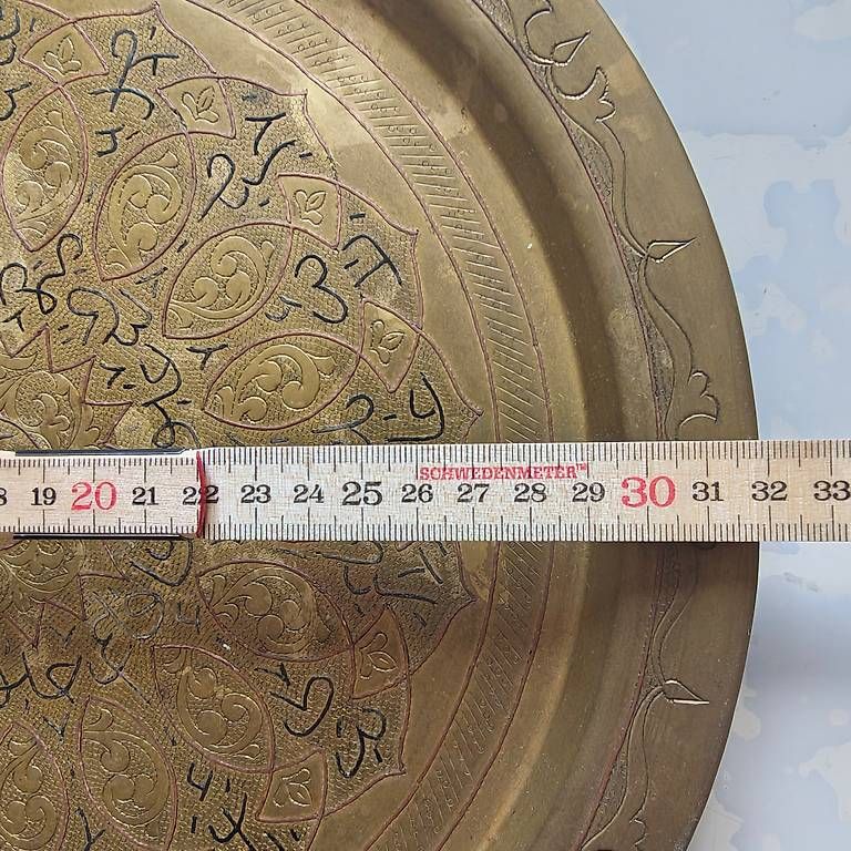 Servierplatten: KUNSTVOLL HANDGRAVIERTER MESSINGTABLETT/SERVIERPLATTE 32 CM – Gebraucht aus Zürich von j.j. 3