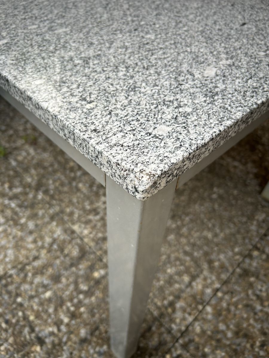 Tavoli: Gartentisch mit Granitplatte und Metallfüssen – Usato da Meiringen venduto da cor_lz6y 2