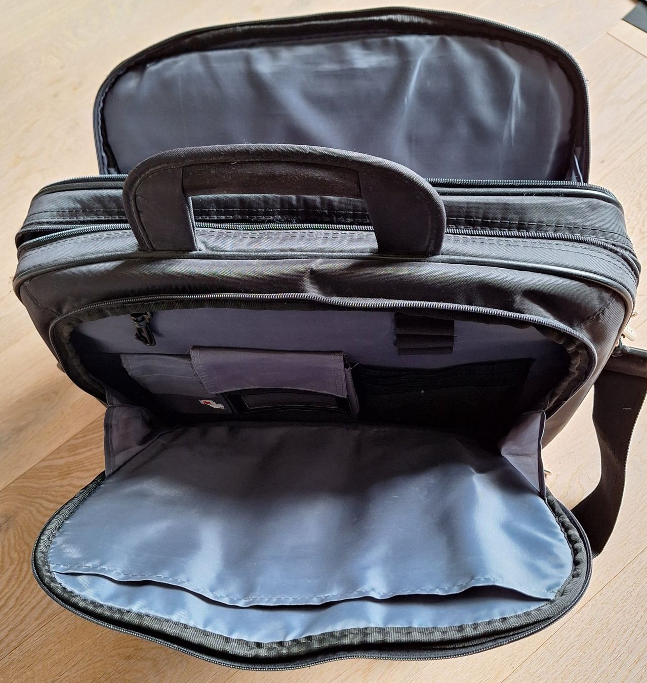 Koffer & Taschen: Laptop-Tasche von Targus – Gebraucht aus Nussbaumen AG von Hilai 3