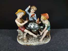 Porzellanfigur: Spielende Kinder auf Schildkröte, Top!