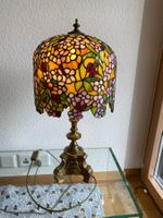 Stehlampe mit Messingfuss und Tiffanyschirm