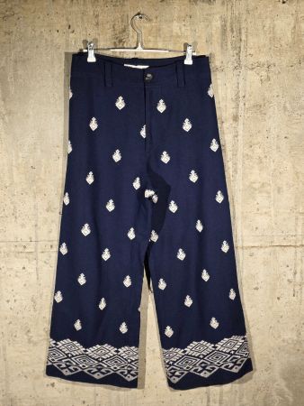 ZARA – Dunkelblaue Hose mit dekorativem Ethno-Muster Gr.S