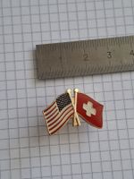 Pin Anstecknadel USA und Schweiz gekreuzt guter Zustand