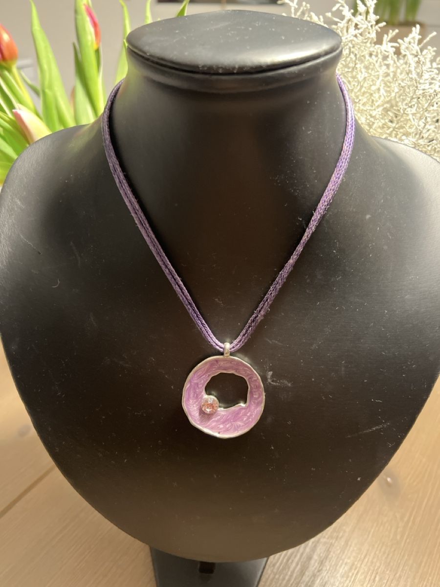 Catenine: Lila Halskette mit Anhänger – Usato da Seon venduto da Sunny-Schmuck78