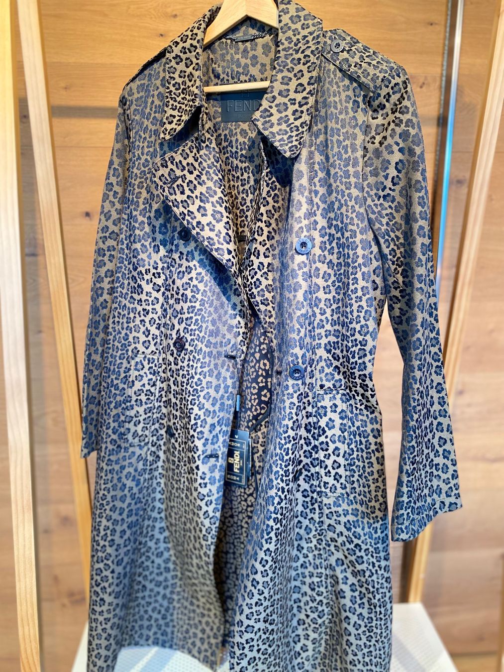 Fendi Cappotti: Vintage Fendi Trenchcoat – Nuovo e nell'imballaggio originale da Eggersriet venduto da VintageCouture86 3
