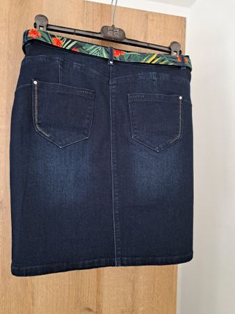 Jupe en jean bleu foncé avec ceinture T 38/40 neuve