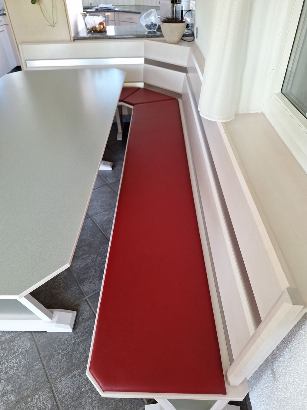Set di tavolo e panche: Grosser Esstisch mit Eckbank und Stühlen - Rot – Usato da Altstätten SG venduto da bon_sy7p 7