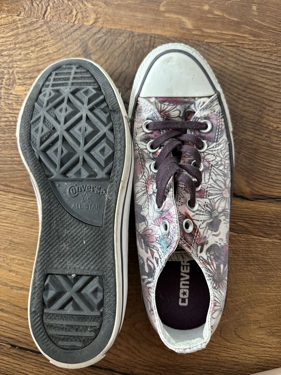 Converse Damenschuhe: Converse Turnschuhe mit Blumenmuster, Grösse 37.5, gute – Gebraucht aus Wallenwil von jan_qg6c