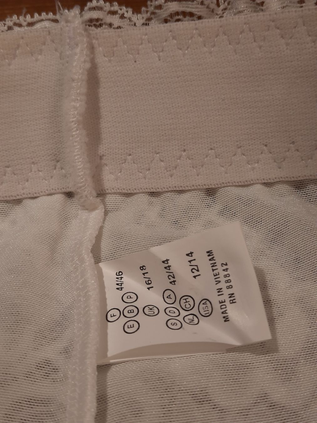 Autres dessous: 2  wunderschöne Spitzenslip 44/46 – Neuf (Voir description) à Busswil BE par balu37 2