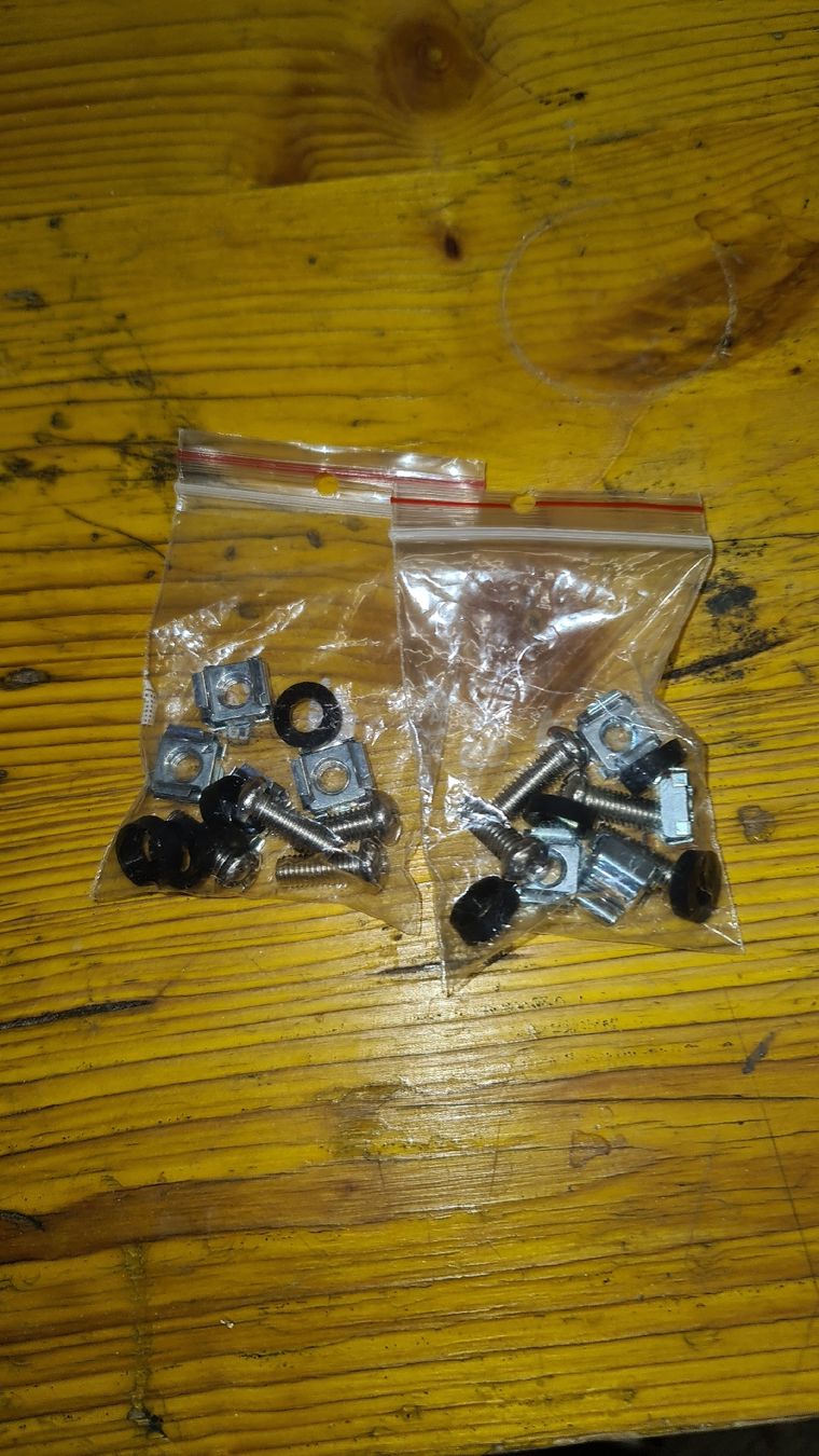 Racks & Cavalletti: Rack Schrauben Käfigmutter 8Stück – Nuovo e nell'imballaggio originale da Neunkirch venduto da MaElekt