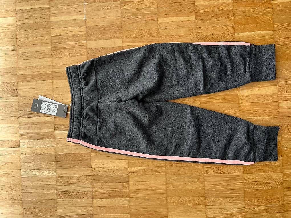 Adidas Hosen: Adidas Trainerhose grau Grösse 116 – Neu (gemäss Beschreibung) aus St. Gallen von Bhallo01 1