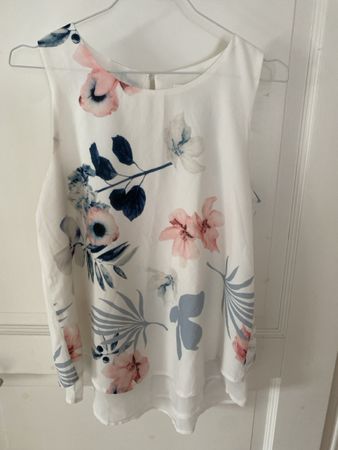 Sommerliches Blusentop mit Blumenmuster, Grösse M
