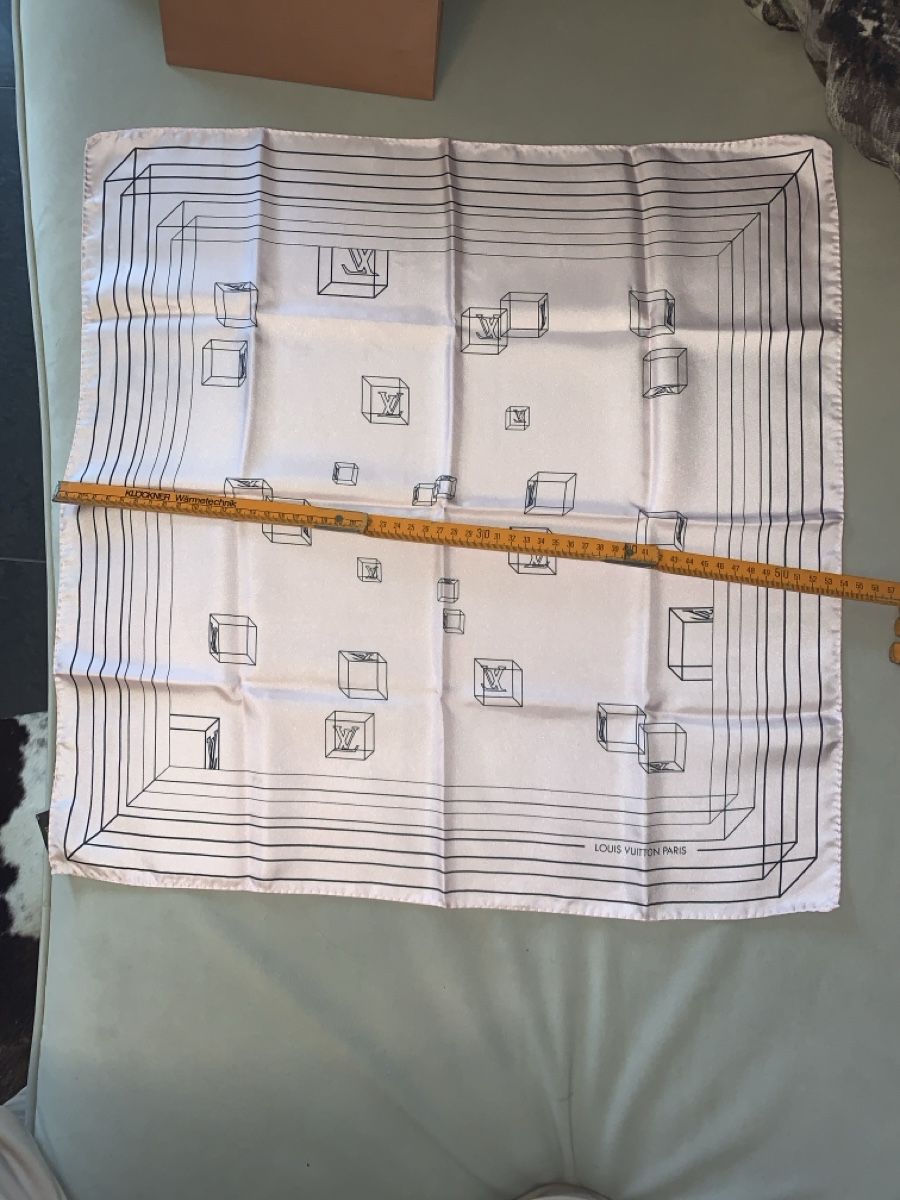 Louis Vuitton Foulard & Sciarpe: Louis vuiton Foulard – Nuovo (secondo la descrizione) da Bergdietikon venduto da zor_856j 5