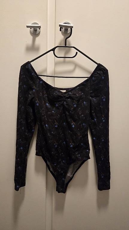Tops: Body mit Herzausschnitt, S/36 – D'occasion à Bern par nigq
