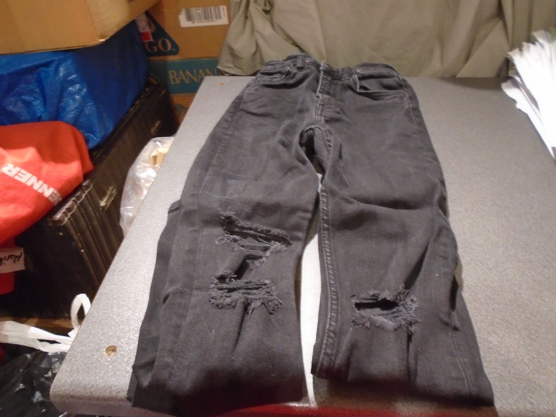 Bershka Jeans: Jeans Grösse 34, Denim Bershka, schwarz/Risse – Gebraucht aus Zürich von Motzkuh
