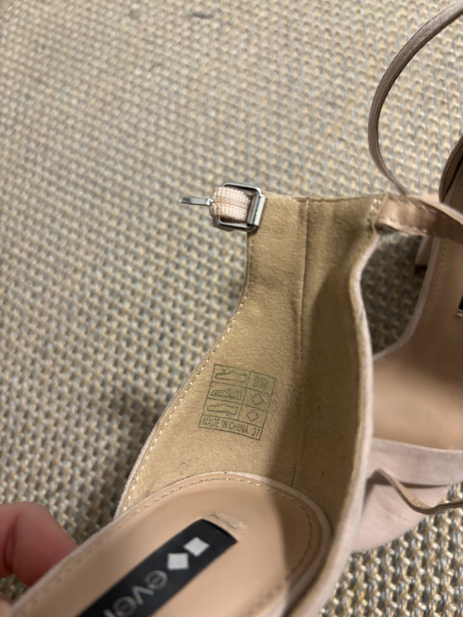 Scarpe da donna: Sandalette mit Absatz, Gr. 37 – Usato da Oberhofen Thun'see venduto da janine.70 3