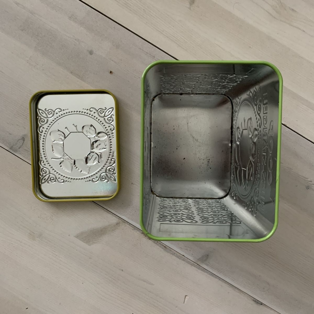 Coop Tutte le decorazioni: Coop Nostalgie Blechdose Jubiläumsdesign Nuss-Stängeli – Usato da Hinteregg venduto da GARANTA 4