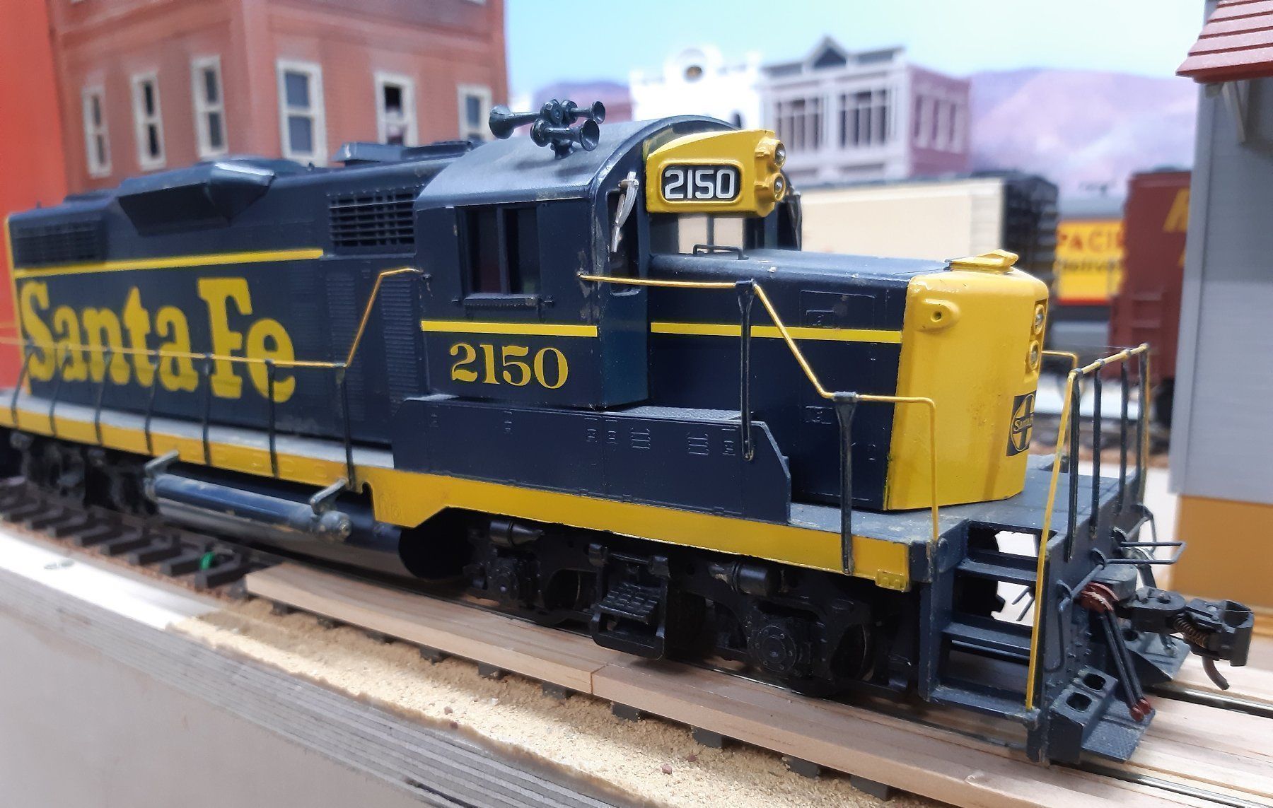 Modelleisenbahnen: Santa Fe 2150 GP20 brass Kadee 2-rail – Gebraucht aus Tafers von Fbrh
