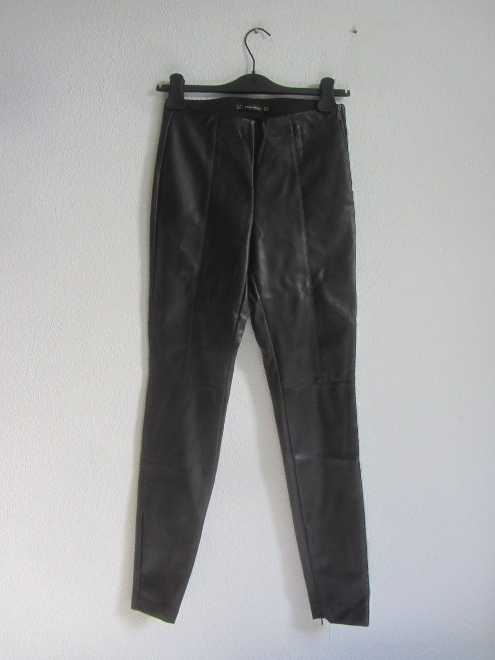Zara Pantalons: ZARA - Kunstleder Hose schwarz M – D'occasion à Zürich par Diazaio