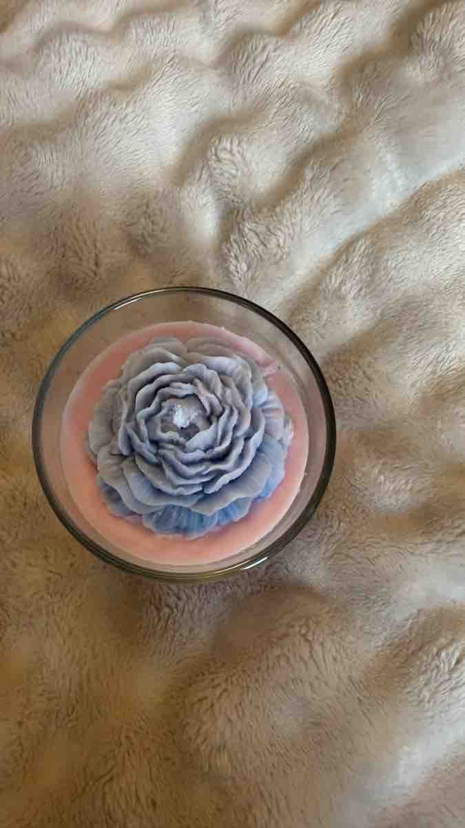 Kerzen: Duftkerze im Glas mit Blumenform hellblau rosa – Neu (gemäss Beschreibung) aus Küssnacht am Rigi von Steffen08