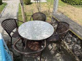 Gartenset mit Granittisch und 4 Rattan-Stühlen