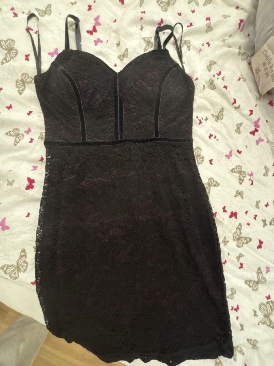 Guess Vestiti: Figurbetontes Guess Kleid mit schwarzer Spitze – Nuovo (secondo la descrizione) da Jona venduto da mut_c5l7