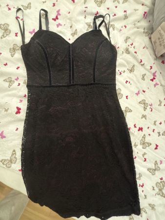 Figurbetontes Guess Kleid mit schwarzer Spitze