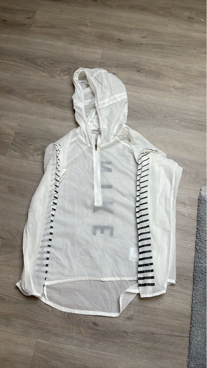Nike Jacken: Veste de sport Nike blanche – Gebraucht aus Courfaivre von ame_d67y