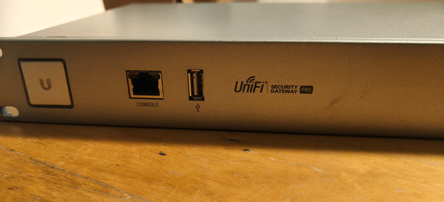Modem & Router: Ubiquiti USG: UniFi Security Gateway Pro 4 – Usato da Winterthur venduto da kamsaf 2