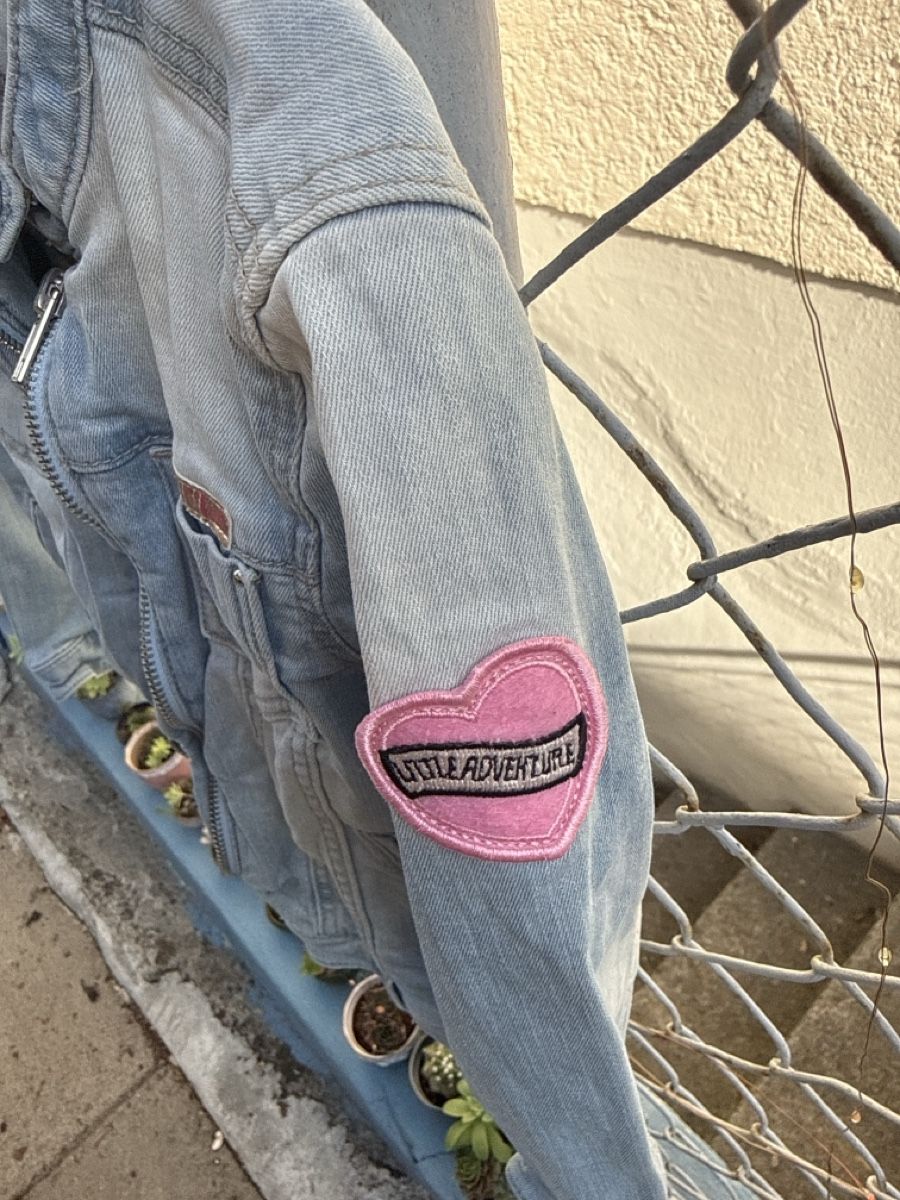 C&A Jacken & Mäntel: Kinder Jeansjacke blau mit Aufnähern  – Neu (gemäss Beschreibung) aus Zürich von Pingu333 4