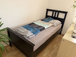 Bett und Nachttisch