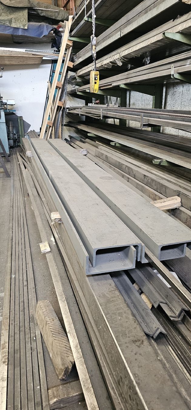 Doka Travi: Träger Stahl UPE 200  4 Stk – Usato da Emmenbrücke venduto da inf_l8yf