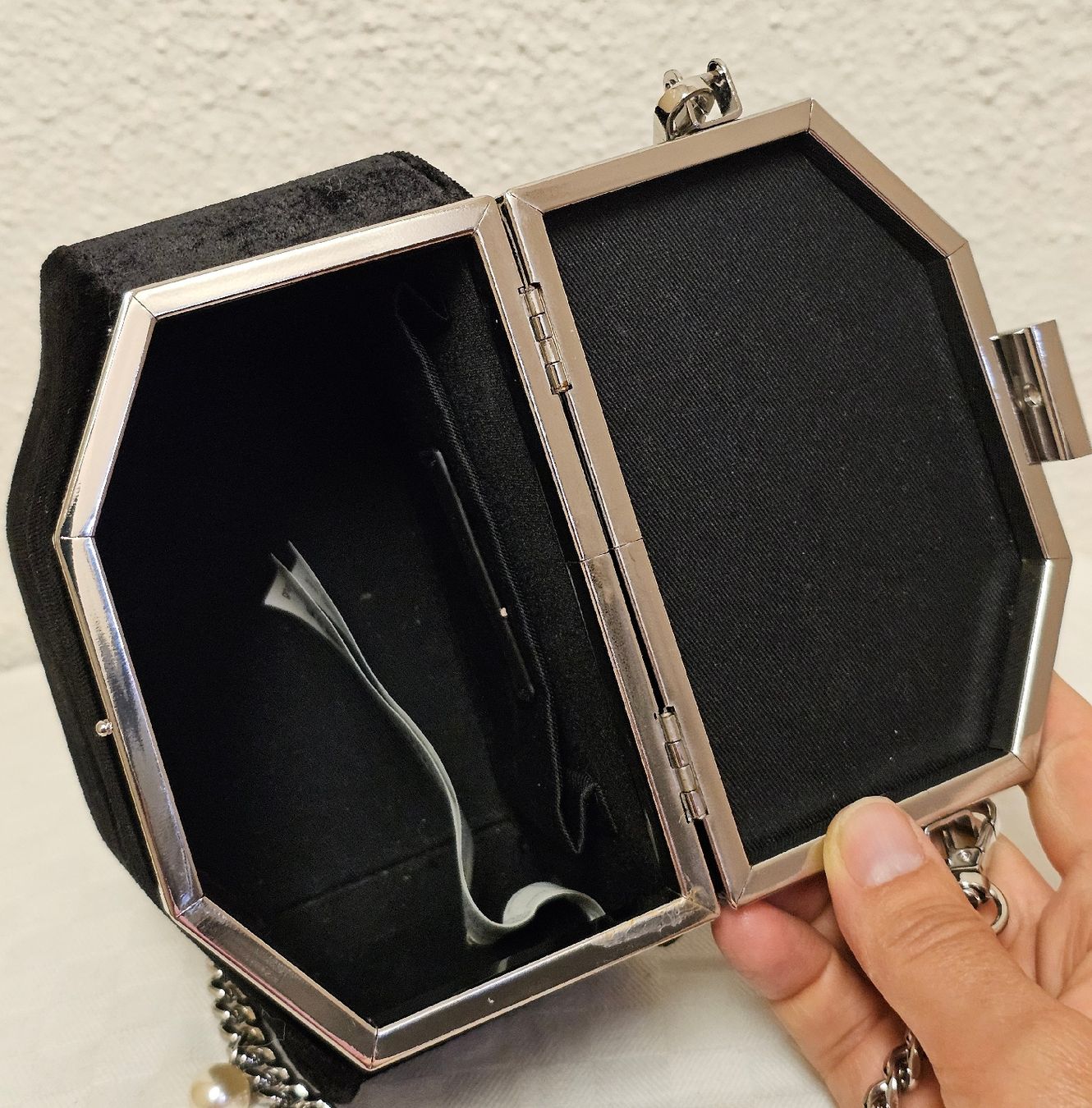 Zara Borse da donna: ZARA BASIC Samt Abendtasche / Clutch mit Kette & Perlendetai – Usato da Urdorf venduto da ole_mrp9 9