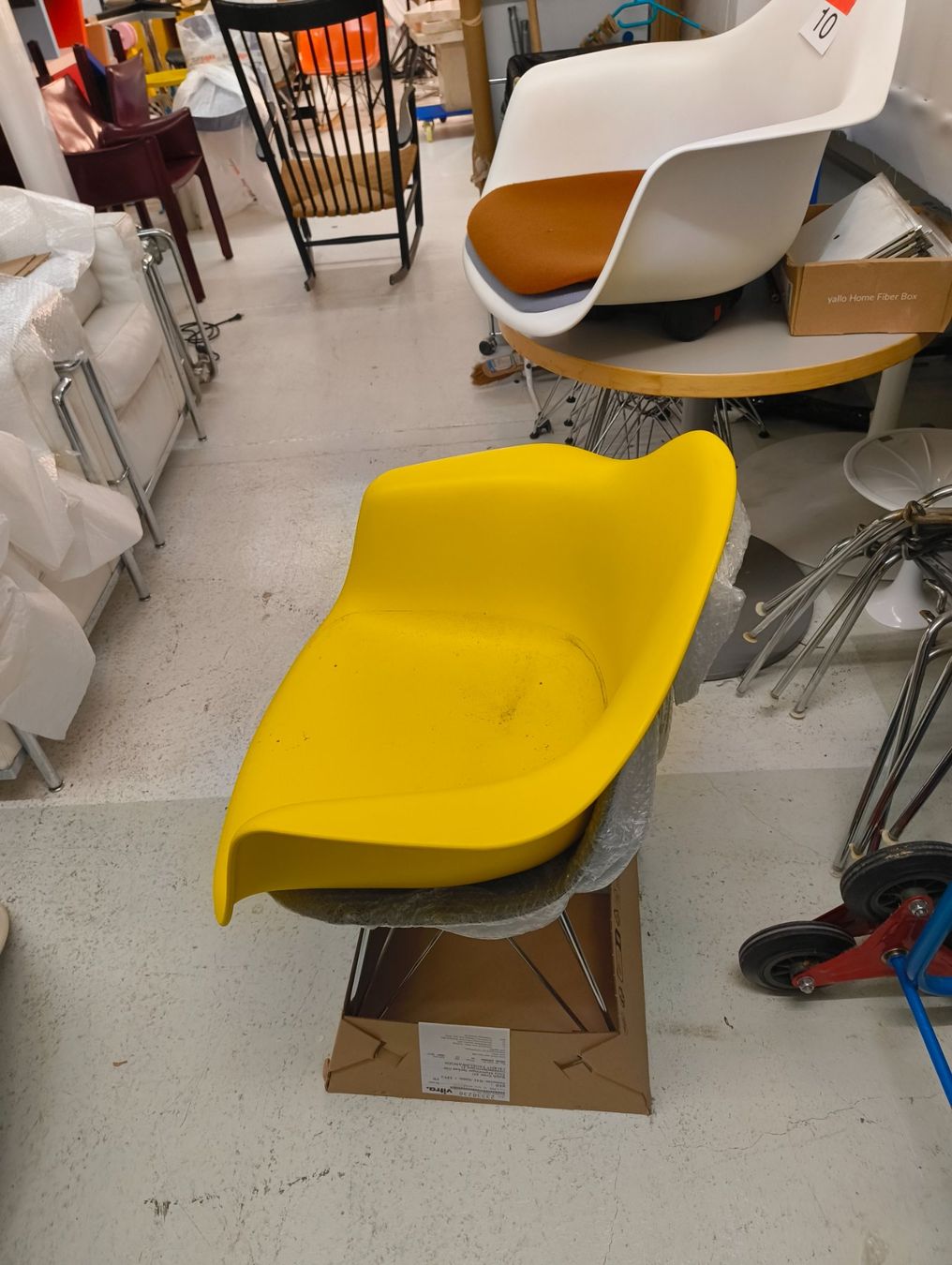 Vitra Sedie: Vitra Eames Armchair Schale – Usato da Zürich venduto da AntonBortis 2