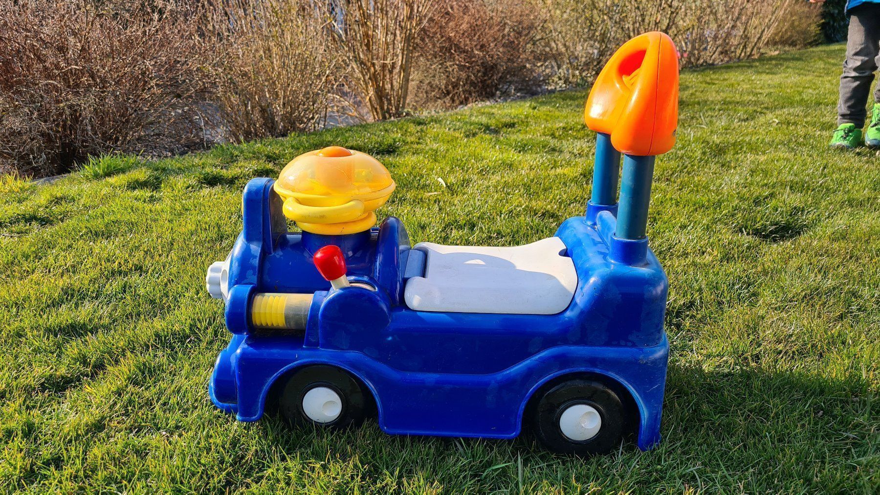 Fahrzeuge für Kinder: Rutschauto mit div. Spielmöglichkeiten – Gebraucht aus Obergösgen von schesom