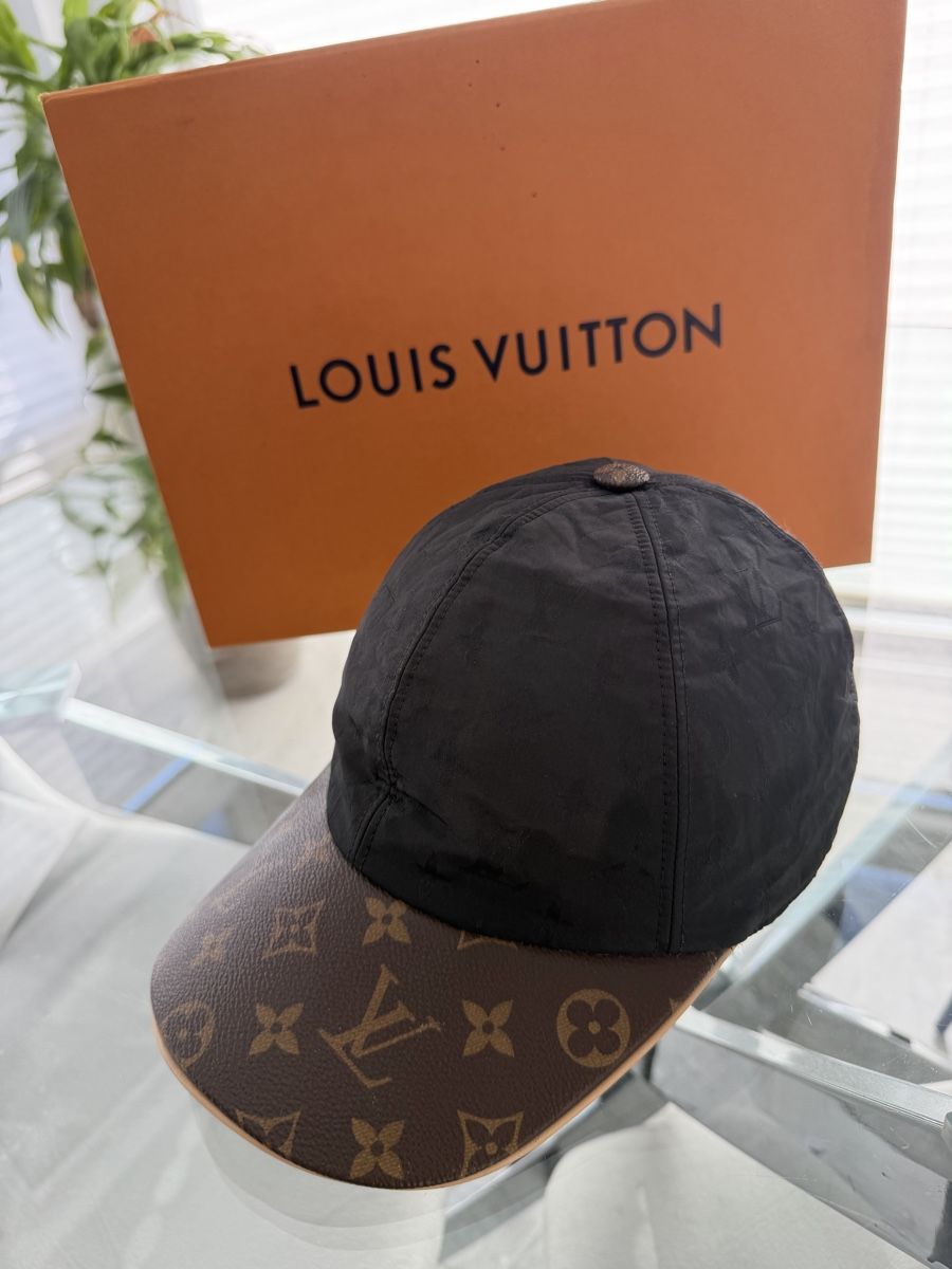 Louis Vuitton Sonstige Kleidung & Accessoires: Louis Vuitton Cap schwarz braun mit Monogram Muster – Gebraucht aus Sierre von Nessii