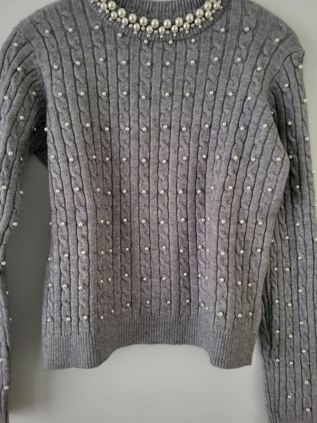 Maglioni & Felpe: Damen Pullover grau mit Perlen Zopfmuster one Size – Usato da Grüsch venduto da Marianna05