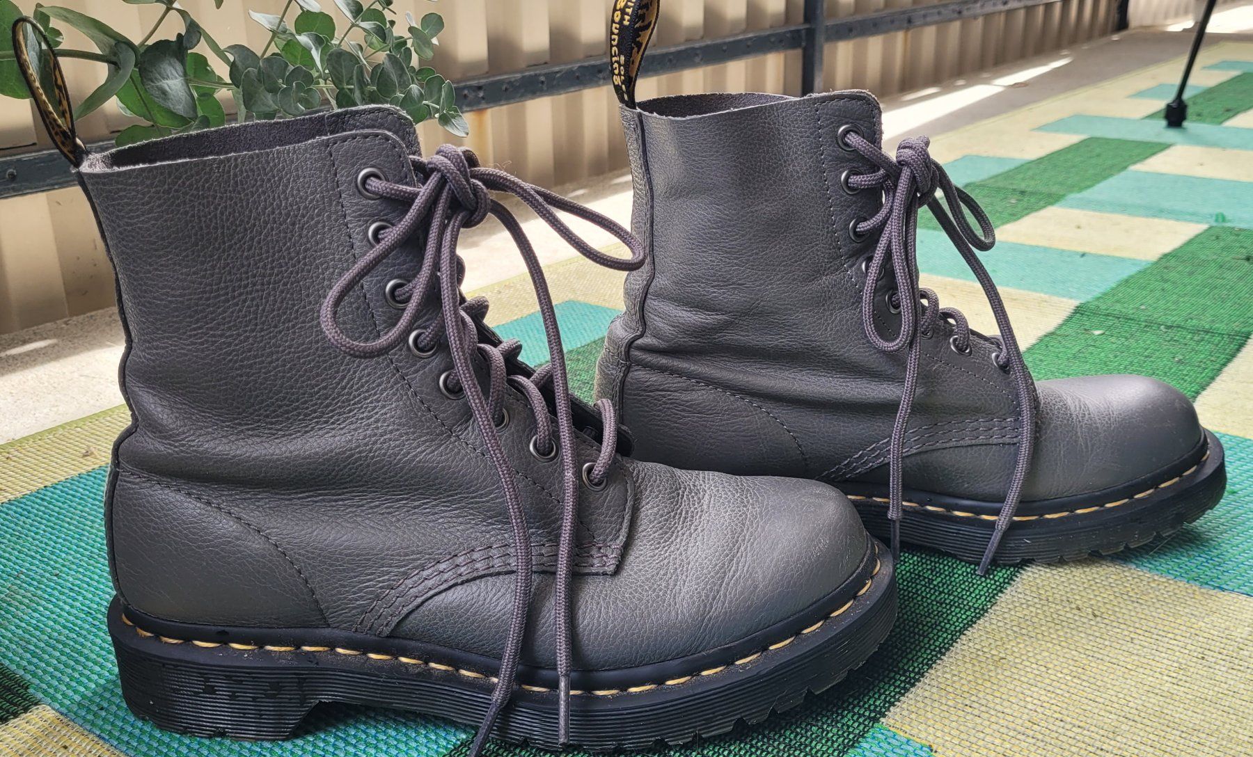 Dr. Martens Chaussures femmes: Doc Martens Stiefel in Grau – D'occasion à Olten par ali_p5tn 3