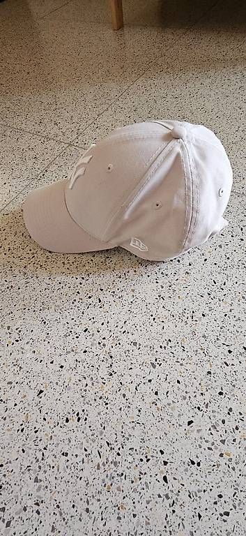 New Era Copricapi, berretti & cappellini: Casquette New Era – Usato da Genève venduto da flo_wb57 1
