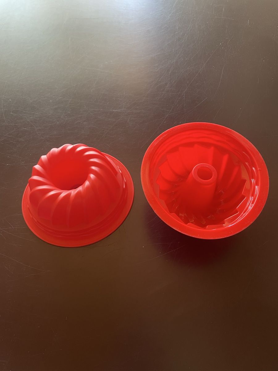 Moules à gâteaux: 2 Silikon Backformen rot – D'occasion à Hindelbank par JohnDeere2020