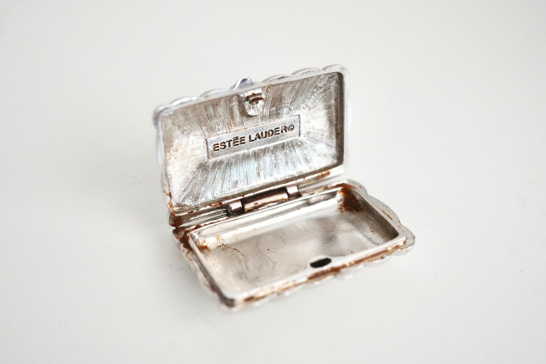 Estée Lauder Profumi & Eau de Toilette: Estée Lauder Solid Perfume Compact vintage Wellen-Dekor 4,5 – Usato da Volketswil venduto da HeredisAntiques 1
