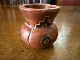 Kleine Tonvase mit Verzierungen, handgemacht