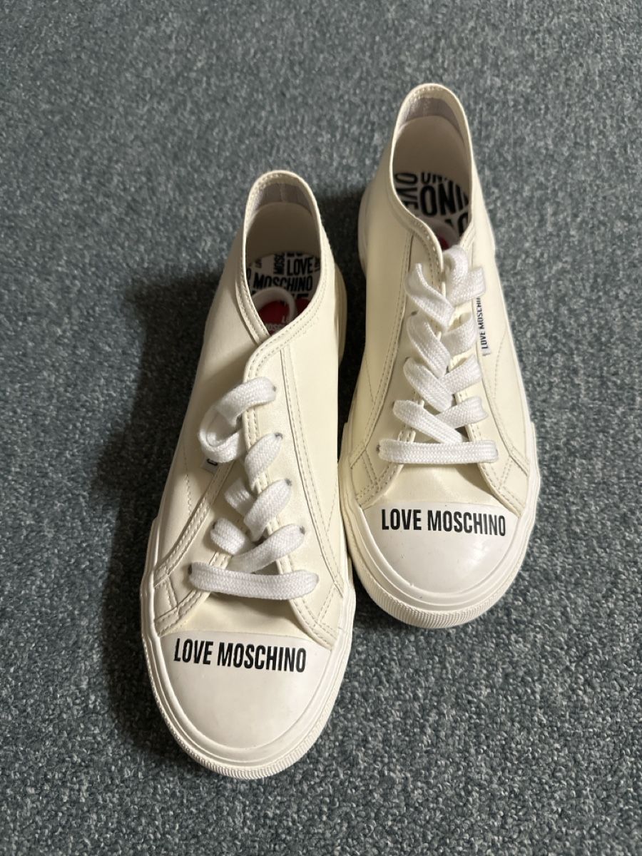 Moschino Damenschuhe: Love Moschino Sneaker cremefarben – Neu und originalverpackt aus Baltschieder von YmroBe