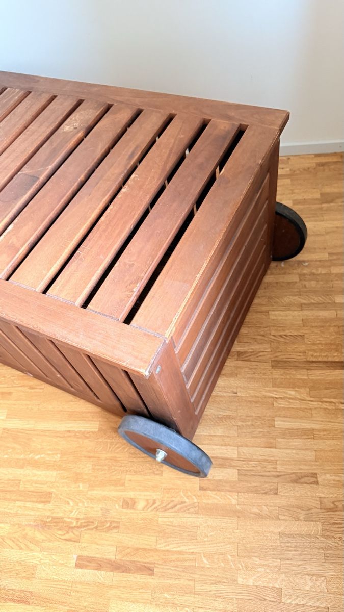 Articoli in legno: Gartenbox Holz mit Rollen braun. – Usato da Niederscherli venduto da Cq3po0
